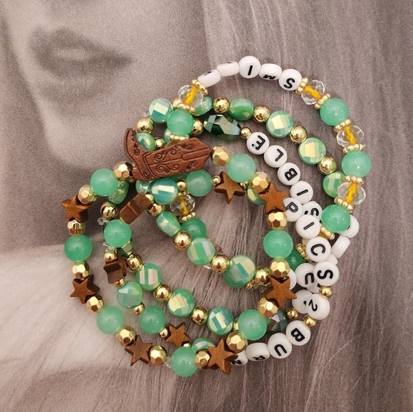 Taylor Swift Debut Inspired Friendship Bracelets Set Of 5 - Picture 2 of 10